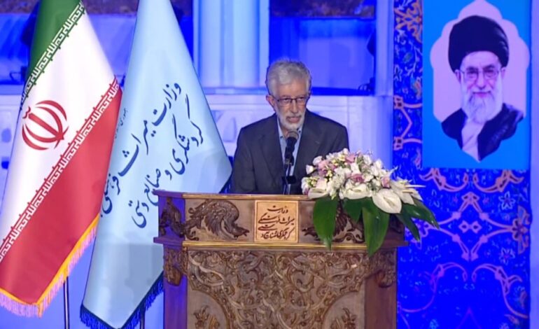 رئیس فرهنگستان زبان و ادب فارسی: استاد فرشچیان هنر ایرانی –اسلامی را جهانی کرد